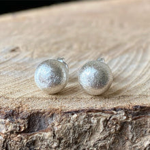 Cargar imagen en el visor de la galería, Aretes Diseño Mate en plata 0.925 (pequeños)
