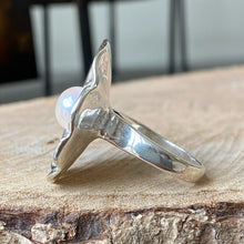 Cargar imagen en el visor de la galería, Anillo de Plata 0.925 en diseño de Flor con Perla Natural. Disponible en talla 7.
